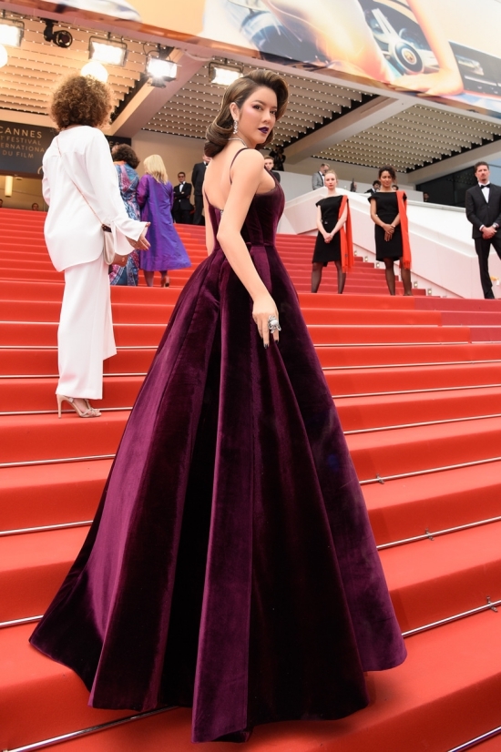 Thảm đỏ Cannes: Lý Nhã Kỳ diện tông tím, hóa thân thành Người đàn bà oải hương vào ngày thứ 3